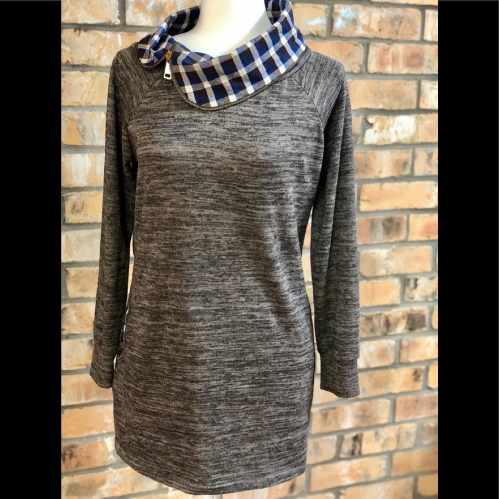 Grey sweatshirt with checkered collar